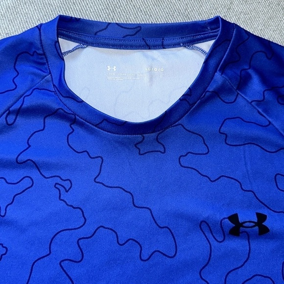 ✨HOST PICK✨Under Armour Athletic  Top W/ Camo Print - Picture 2 of 6